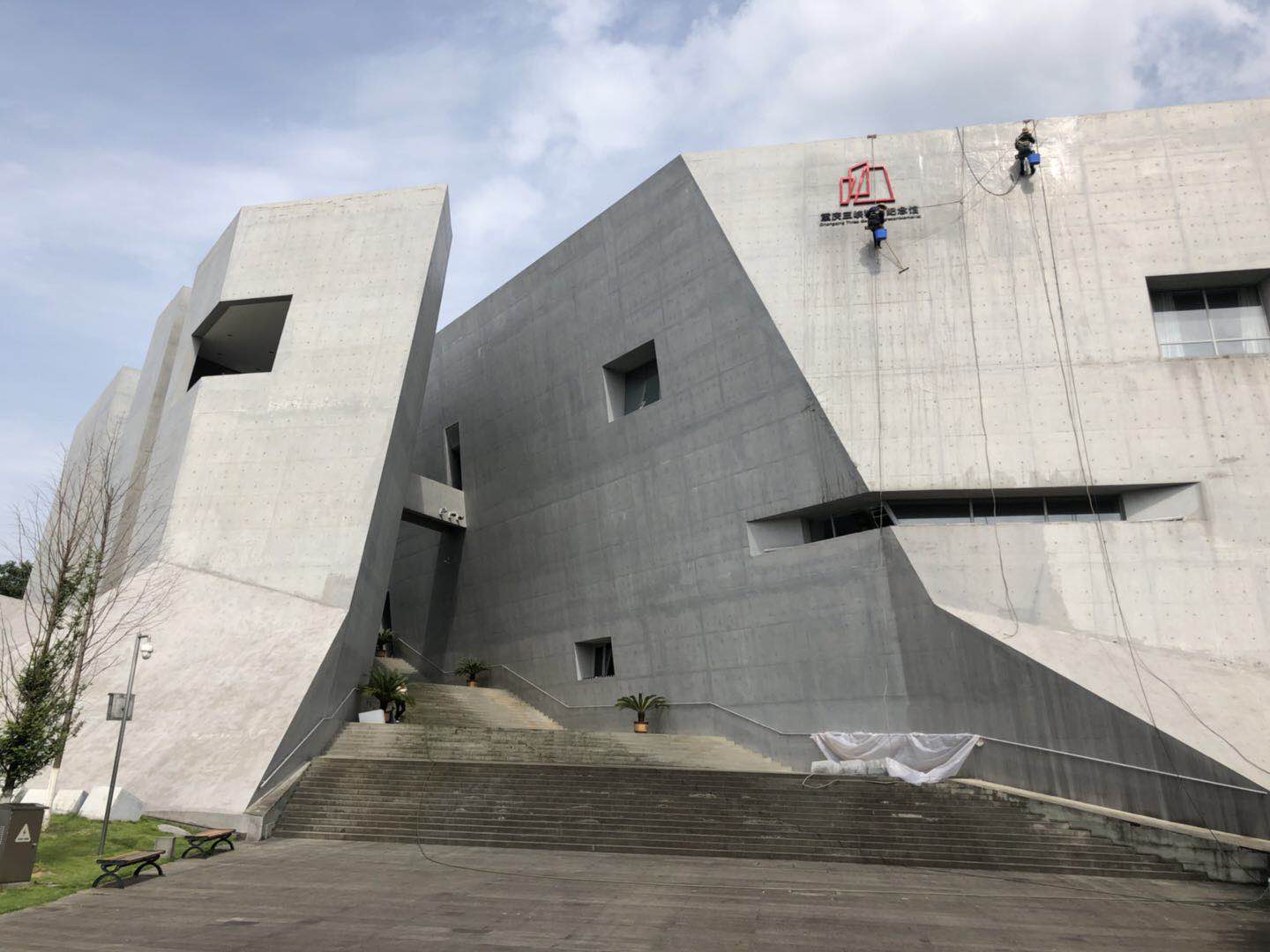 2019年5月30日重庆万州三峡移民纪念馆外墙及玻璃幕墙清洗