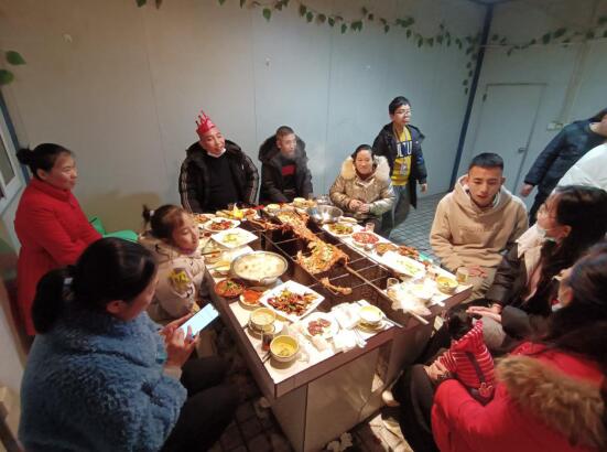 2021年1月1日元旦节，重庆美万家公司为感谢员工这一年的辛苦付出，为了增进大家的感情,增强团队凝聚力，举办聚餐活动。
