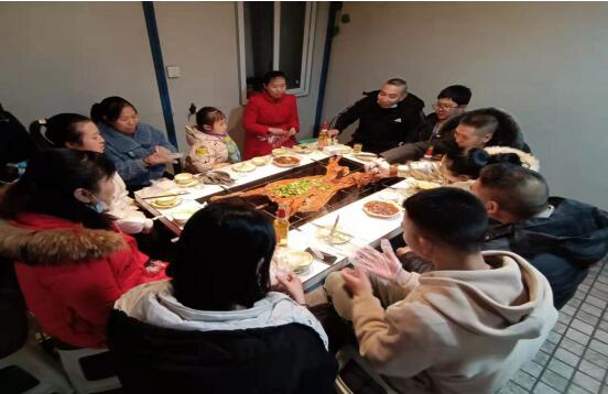 2021年1月1日元旦节，重庆美万家公司为感谢员工这一年的辛苦付出，为了增进大家的感情,增强团队凝聚力，举办聚餐活动。
