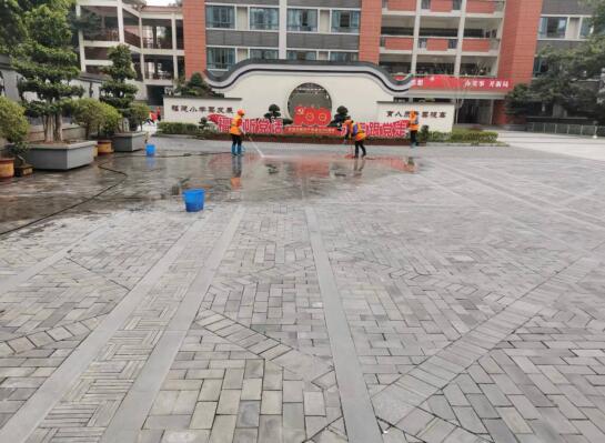 2021年12月8日重庆市万州区福建小学操场清洗项目由重庆美万家保洁服务有限公司万州分公司承接