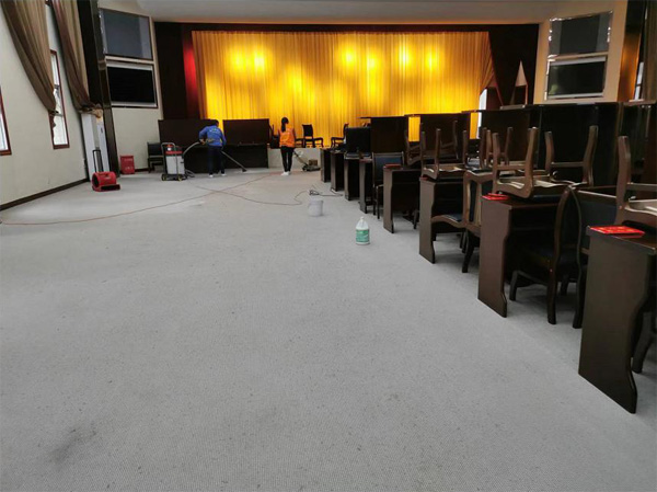 2022年5月27日重庆市万州区区委会议室地毯清洗服务由重庆美万家保洁服务有限公司万州分公司承接，并圆满完成任务，且得到甲方一致好评。