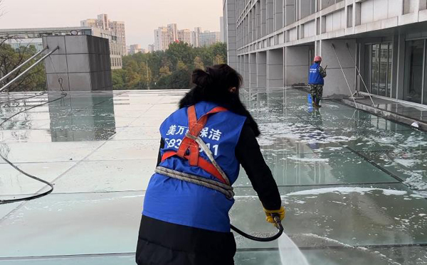 2025年2月4日重庆市万州区人民政府门头玻璃雨棚清洗服务由重庆美万家保洁服务有限公司万州分公司承接，并圆满完成任务，且得到甲方一致好评。