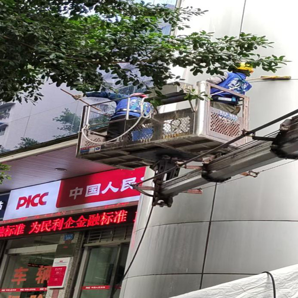 2025年10月20日焕新天际线！中国人民保险大厦玻璃幕墙焕新记