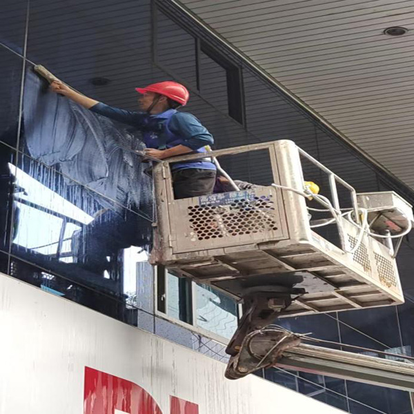 2025年10月20日焕新天际线！中国人民保险大厦玻璃幕墙焕新记