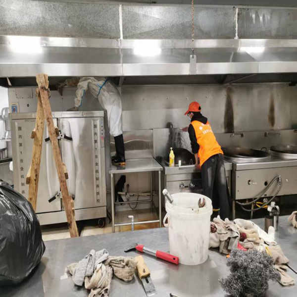 2025年8月10日净烟护厨保安全！重庆市万州第一中学厨房油烟机深度清洗，为师生舌尖护航