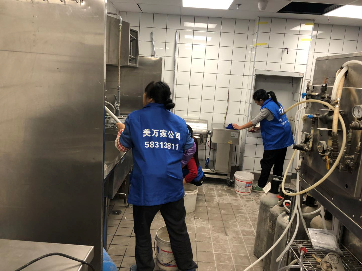 2019年10月22日百盛麦当劳开荒保洁由重庆美万家保洁公司承接并顺利完工