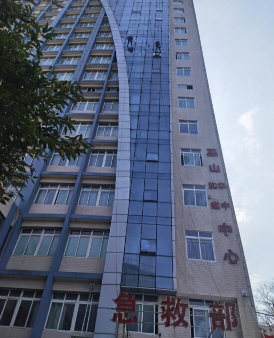 2021年3月12日重庆市巫山县人民医院，住院综合楼（120）外墙及排危修补服务由重庆万州美万家保洁服务有限公司承接，并圆满完成任务，且得到用户一致好评。